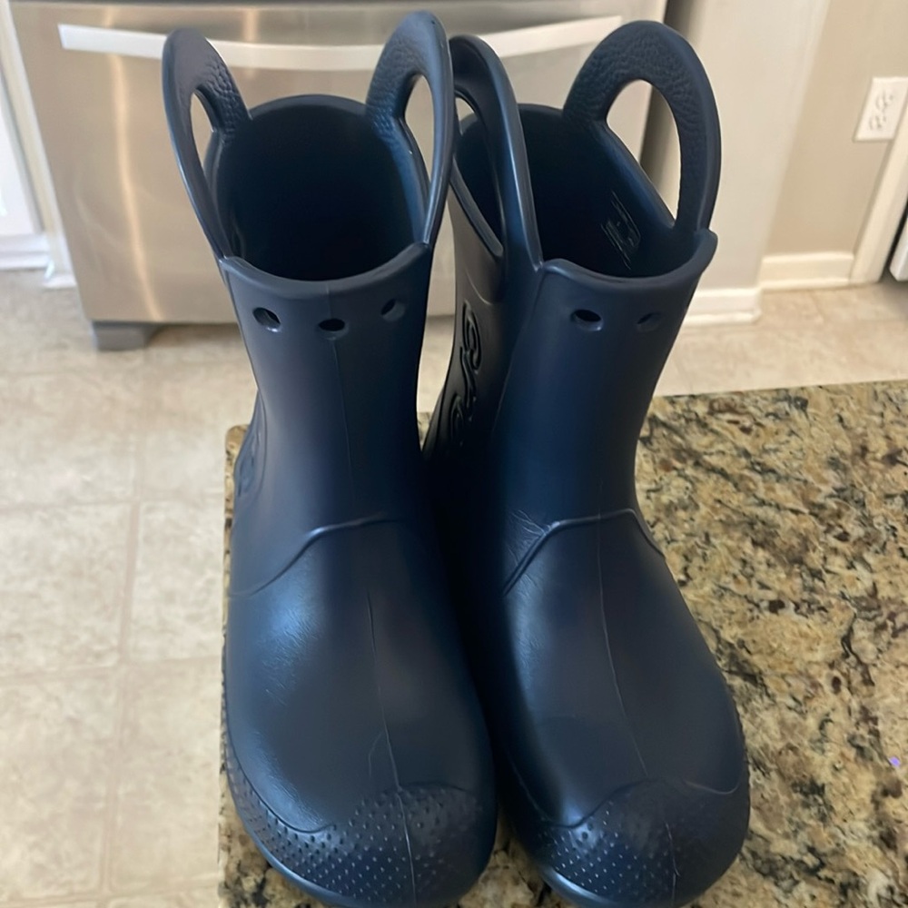 Crocs rain boots size j2 used but in great condition